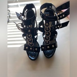 Like new 6" Heel, 1 3/4" Platform Strappy T-Strap Close Back Sandal